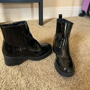 Patent faux leather Chelsea boot